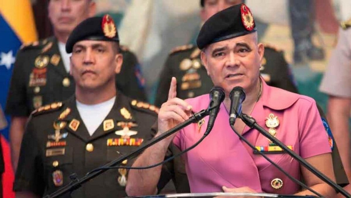 La ministra vitalicia a la orden del Psuv, haciendo una revisión exaustiva, revisando sus  vibradores, sus lubricantes y revisandole el Pipe a los cubanos que estaban dentro de las fuerzas desarmadas de Venezuela..🇺🇸🇻🇪👉👌🐜🐜🐜
#PadrinoLopezTraidor
#PadrinoLopezAsesino