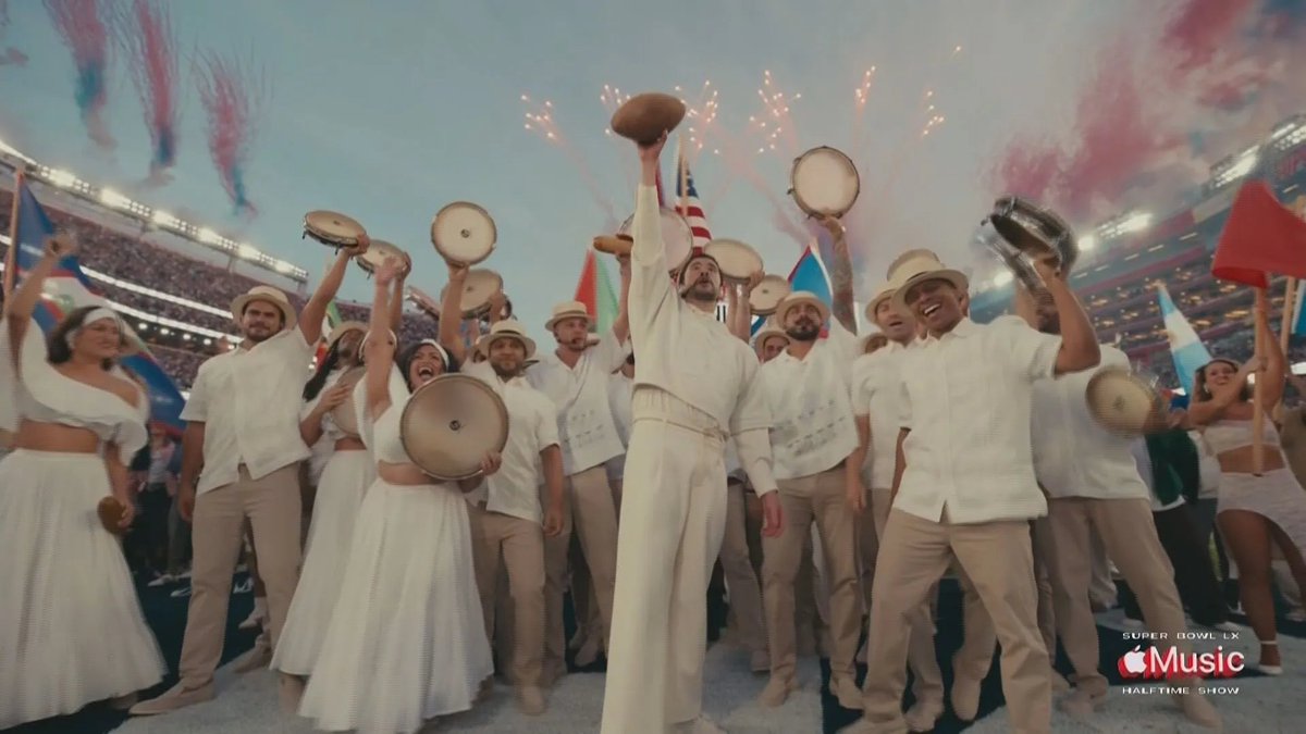 generospoty's tweet photo. ANÁLISIS Y TODO LO QUE NO VISTE DE LA ACTUACIÓN EN LA SUPERBOWL DE BAD BUNNY
 
[abro hilo] https://t.co/WX4pYoOrcw