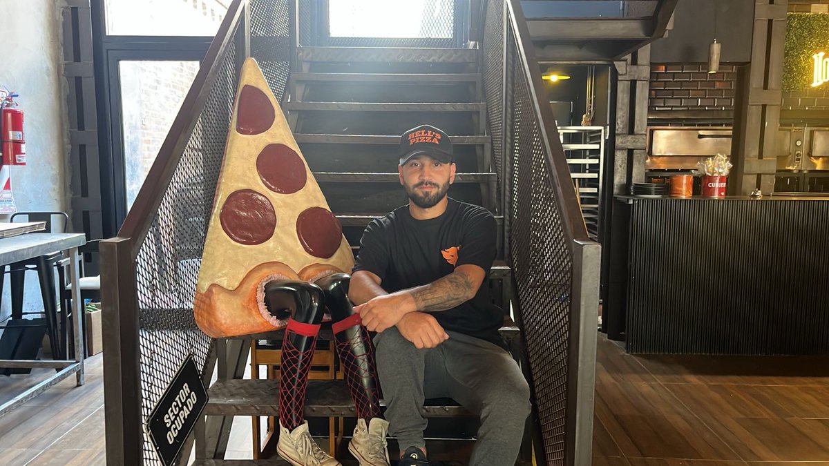 #AHORA | En #LaSiestaEsSagrada 💤#móvil de <a href="/marita1270/">marita duarte</a> por el Día Mundial de la Pizza.

🍕 Dialoga con Alejandro Ramírez, maestro pizzero de Hell’s Pizza.

💻provinciaradio.com.ar