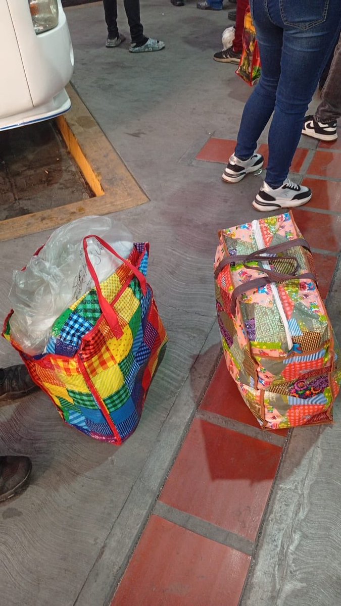 #DENUNCIA

Mi hermana Genesis Rodríguez Araña estuvo detenida durante un año en el DGCIM de Boleita y hace 29 días la trasladaron a la Cárcel del INOF donde permanece desde que llegó en una celda de castigo (Tigrito) sin poder salir.

Mi mamá viajó desde Barinas hasta Caracas y