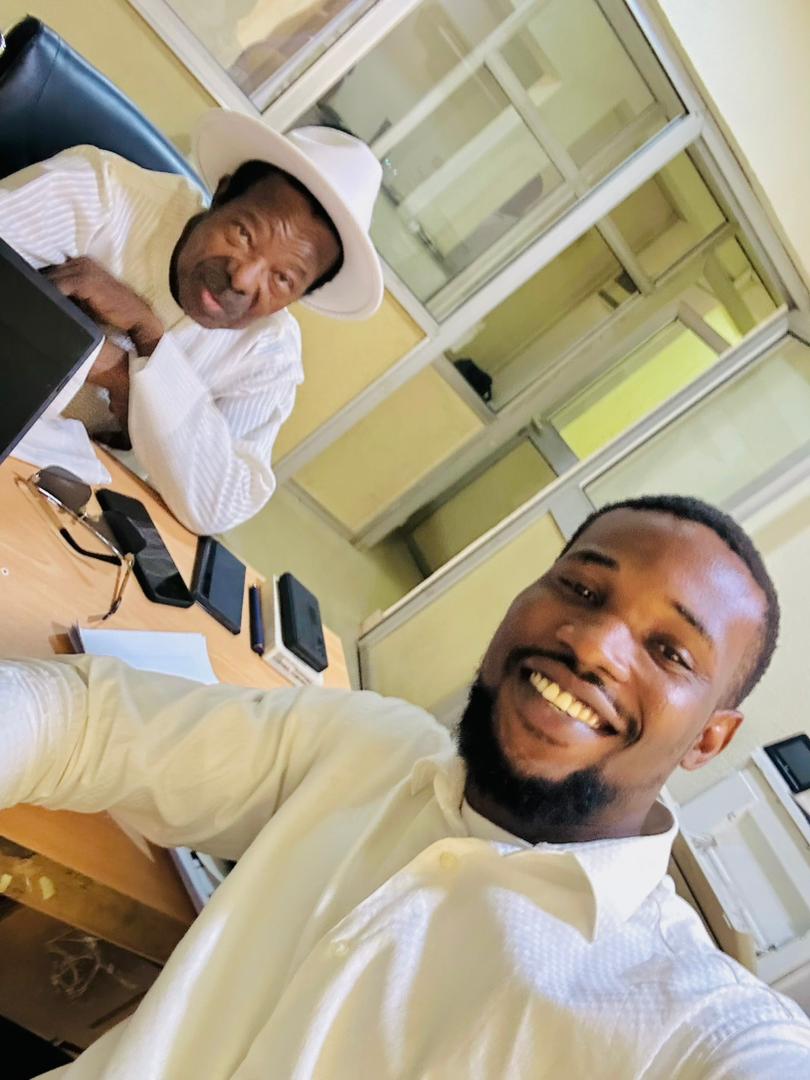aronvic98's tweet photo. Attended to the king himself (King Sunny Ade) in my office today.

Man is a god of sarcasm.😂 https://t.co/3rz4cLvTwU
