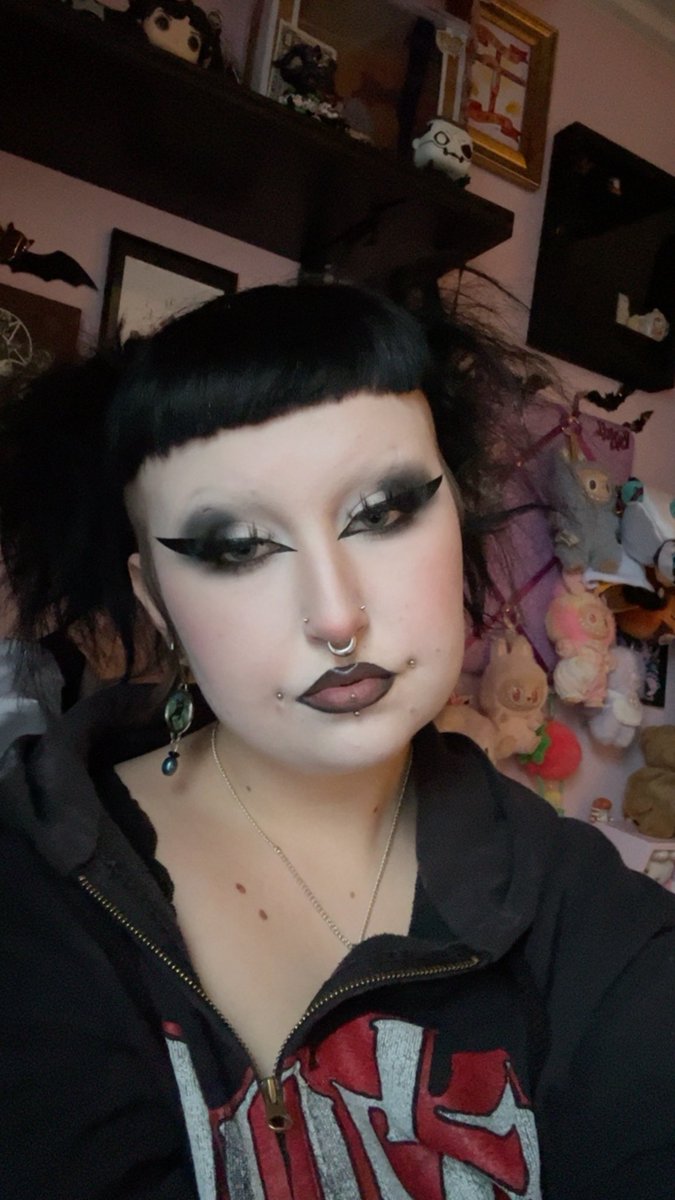 We is live on twitch!! Come say hi and see my new shaved eyebrows LMAO 🖤

twitch.tv/ghoulishlillith

#goth #gothgirl #gothic #twitch #twitchstreamer #smallstreamer