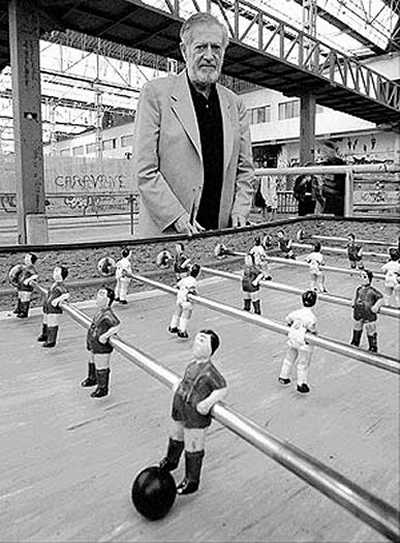 Sabías que o #futbolín inventouno o galego Alexandre de Fisterra. En 1936 quedou sepultado nun dos bombardeos fascistas. No hospital coñeceu moitos nenos incapaces de xogar ao fútbol, e pensou no futbolín inspirándose no tenis de mesa. Morría tal día coma hoxe do ano 2007.