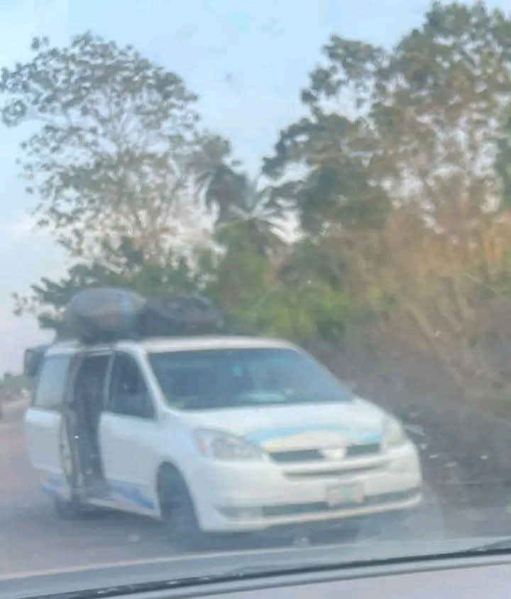 eonsintelligenc's tweet photo. BREAKING: All Passengers in Sienna Bus Abducted on Ejule-Aloma Road, Ofu LGA, Kogi State.
Reports indicate that all passengers aboard a Sienna bus were kidnapped minutes ago on the Ejule-Aloma Road in Ofu Local Government Area, Kogi State.