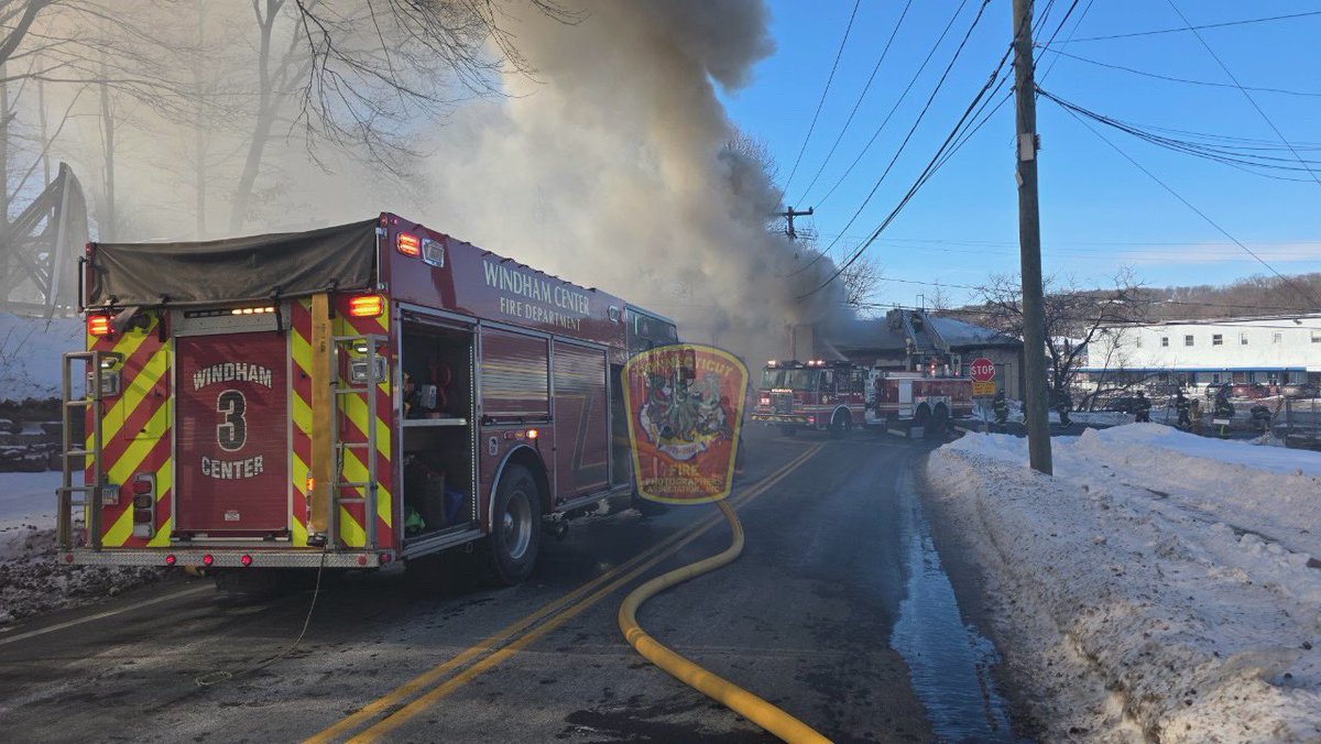 ctfirephoto's tweet photo. HAPPENING NOW: CFPA Connecticut member Rob Ladd @NlcFire is on scene at the 2nd alarm commercial fire in Willimantic. @WillimanticFD #willimanticfire #willimantic https://t.co/8YjOjqw9KZ