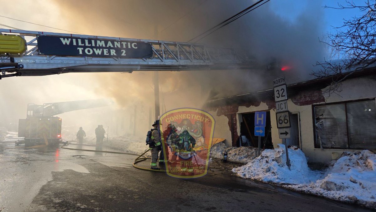 ctfirephoto's tweet photo. HAPPENING NOW: CFPA Connecticut member Rob Ladd @NlcFire is on scene at the 2nd alarm commercial fire in Willimantic. @WillimanticFD #willimanticfire #willimantic https://t.co/8YjOjqw9KZ