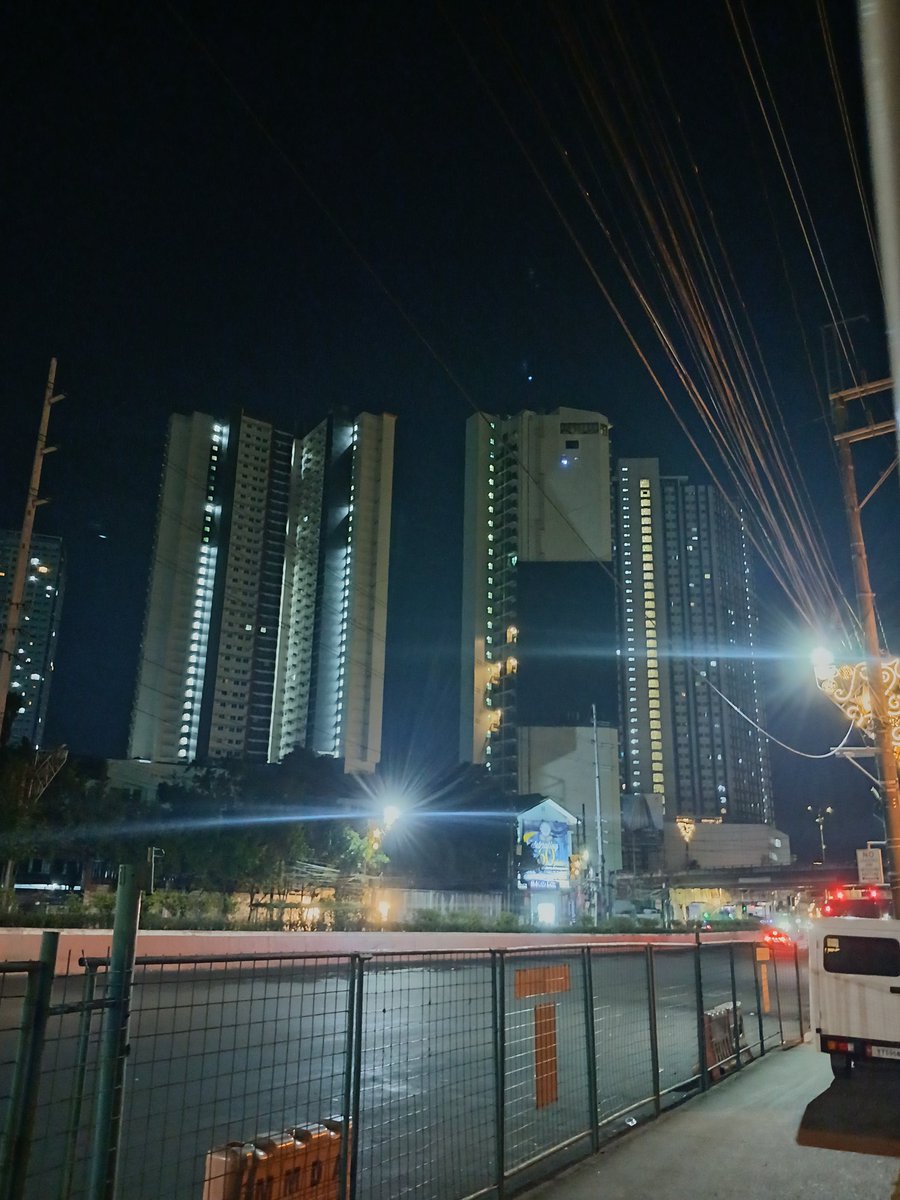 tatumizer's tweet photo. OT at Katipunan LRT Station at 3am. I wanna go home https://t.co/bgW5FmszE4