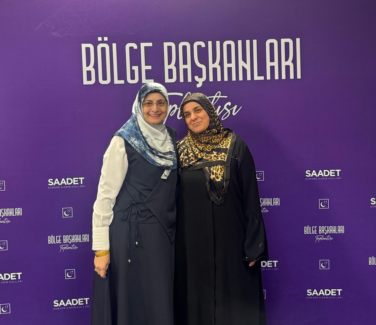 Saadet Avrupa Kadın Kolları Eğitim Başkanlığı görevini özveriyle yürüten Rabiya Toplar Hanımefendi’ye emek ve katkılarından dolayı teşekkür ederiz.

Kadın Kolları Eğitim Başkanlığı görevine getirilen Yasemin Evli Hanımefendi’ye ise yeni görevinde başarılar diliyoruz.