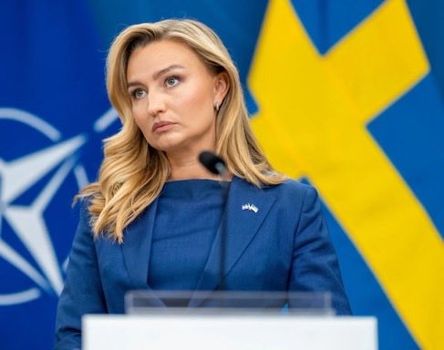 PsyGuy007's tweet photo. 🚨 🇸🇪 ALERTE INFO :  La Suède durcit drastiquement ses règles de naturalisation des migrants : 8 ans de résidence, test de langue + connaissance de la société, et seuil de revenus obligatoires !

🗣️ Faut-il faire de même en France ?