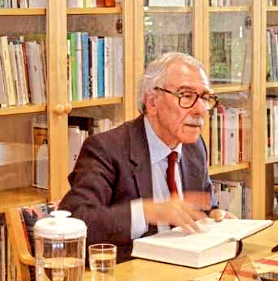 Em wefata birêz Mehmet Emîn Bozarslan bi xemgînî pêşwazî dikin.
Rewşenbîr Bozarslan bi ked û xebatên xwe di pêşxistina wêje û zimanê Kurdî de roleke qedirbilind lîst. 

Em gelek minetarin ku bi kesayeta xwe her tim li hember bişavtin û înkara li ser çandê sekinî. 

Serê malbatê