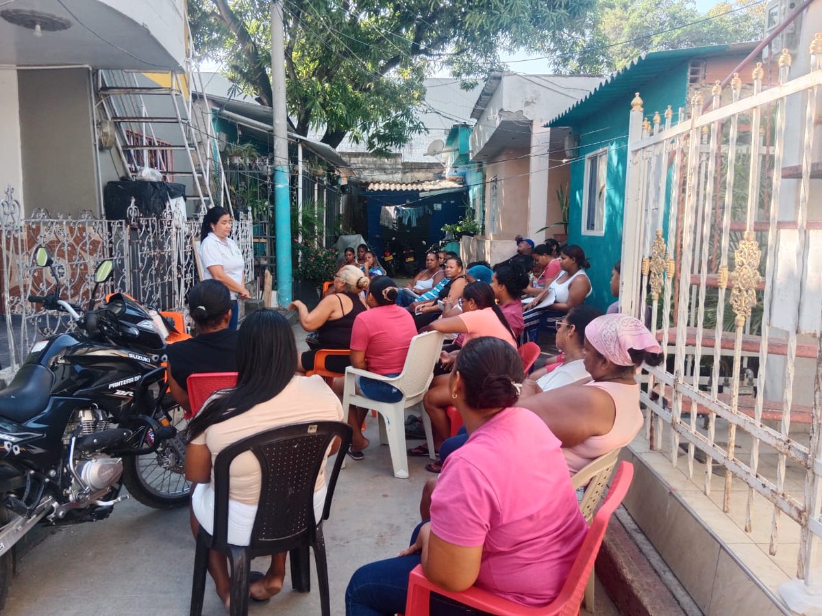 Alcalde <a href="/dumek_turbay/">Dumek Turbay Paz</a>, nuestros emprendedores se han formado en atención al cliente (PES), cuidado ambiental (UDC) y emprendimiento.
Hoy están listos para fortalecer sus negocios.
Contamos con usted.
Echenos una mano <a href="/sechaciendactg/">Secretaría de Hacienda de Cartagena</a> 
<a href="/PESCtg/">Plan de Emergencia Social Pedro Romero</a>