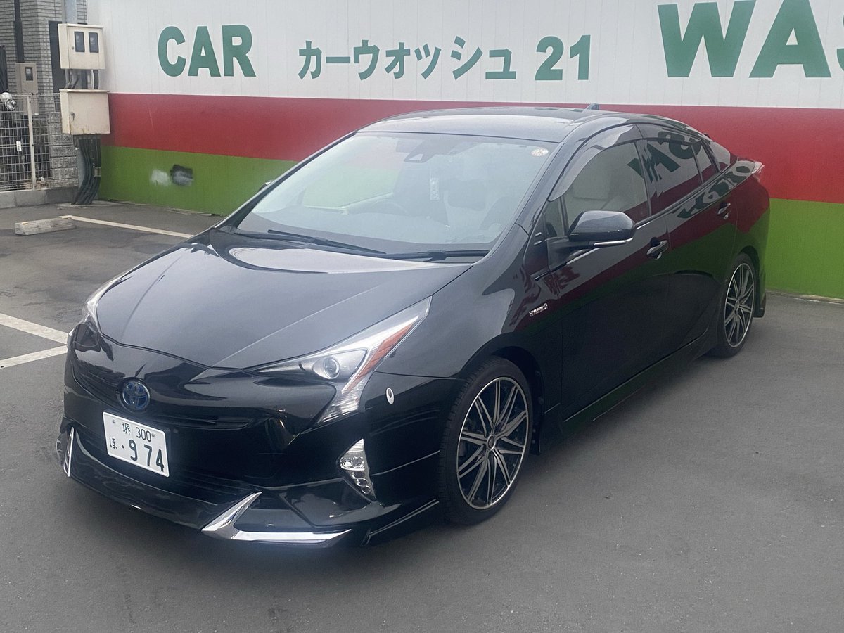 085sakura085's tweet photo. 母の形見である大切にしていた車が盗まれてしまいました…

ほんの少しの期待を込めて ＃拡散のお願い です。

2/9 16時〜2/10 2時頃までの間で、南海石津川駅近くの駐車場で盗まれました。
リア右側に下記のステッカーが貼ってます。

大阪府西堺警察署刑事課司法係
0722741234 https://t.co/y8kFuTweTL