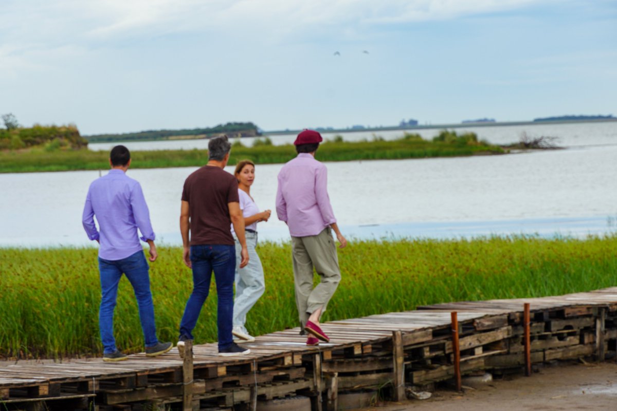 tori_flores's tweet photo. Visitamos la Laguna de Viamonte
Seguimos recorriendo cada rincón de nuestra provincia para conocer de primera mano su realidad y su enorme potencial.
Hoy junto al intendente y los equipos de ambiente y del #APRHI recorrimos esta querida localidad, con el objetivo de analizar alternativas que permitan impulsar el desarrollo productivo de la región sin descuidar el cuidado del ecosistema que guarda la laguna.