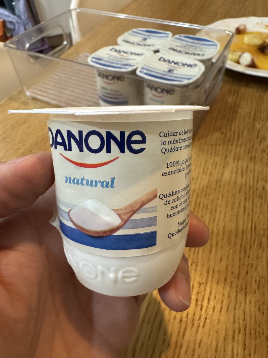 Hola <a href="/danone_es/">Danone España</a> 
Compramos un pack de 8 yogures y, al abrirlos, han aparecido así. Evidentemente los hemos tirado pero me ha sorprendido que ni en la tapa ni en el envase aparezca la fecha de caducidad.

El envase es totalmente diferente al de otros yogures que he comprado hoy.