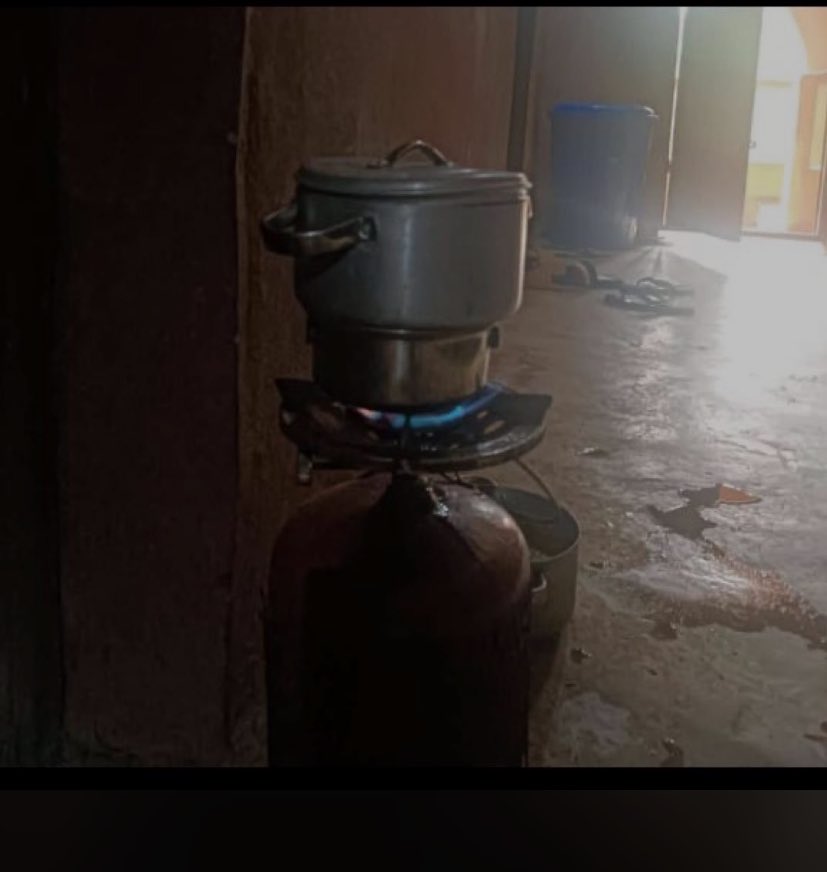 sheisola145's tweet photo. Omo,my gas don dey show blue fire and I never boil rice😭 https://t.co/sQYvTdP6hZ