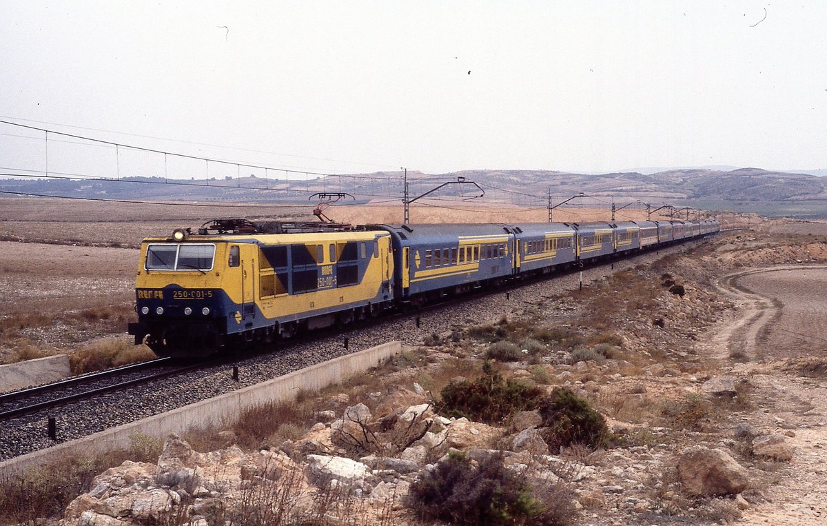 La primera Alemana (250-001) con el Rápido Torre del Oro en las proximidades de La Encina 🚂