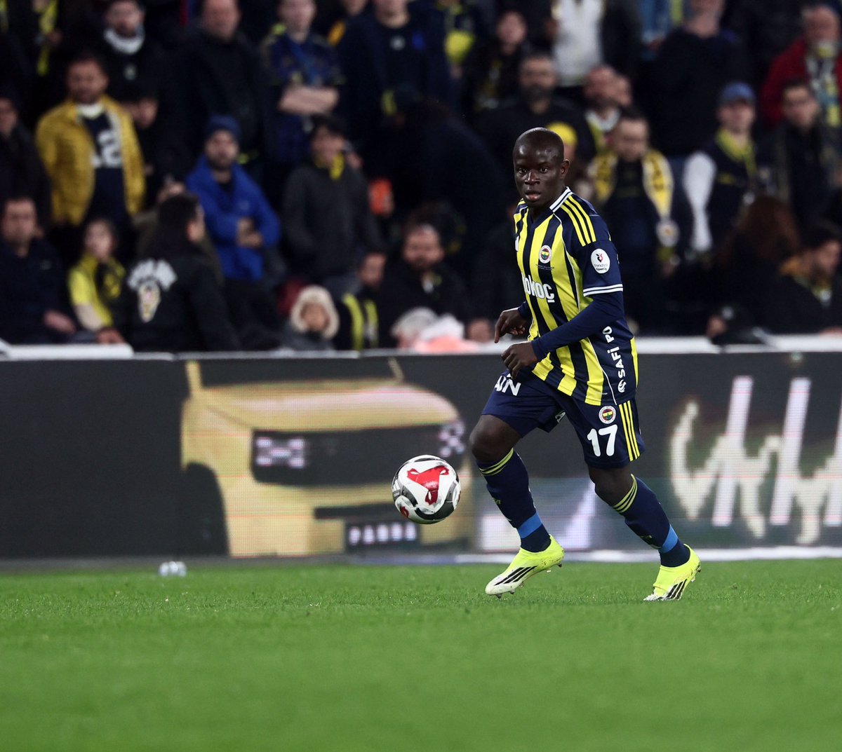 Taraftarların karşısındaki utangaç ve masum bakışları, ne kadarı çok sevildiğini tahmin edememiş. Adamım.