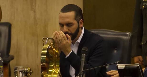Hace 6 años, mientras el gobierno de Nayib Bukele mantenía negociaciones con pandillas, Bukele llegó a la Asamblea Legislativa a ordenar que le aprobaran un préstamo para su plan fachada "Plan Control Territorial".

Hoy, 6 años después: Ningún salvadoreño tiene garantías