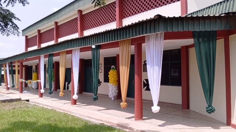 Thevokofficial's tweet photo. 📍📍JUST IN 📍📍

St. Louis SHS has received a major boost as its 1,000-capacity dining hall was renovated by the 2000 year group at a cost of ₵500,000, featuring new furniture, PA system, upgraded windows, and dishwashing taps.  

The Headmistress expressed gratitude but appealed to government to urgently address overcrowded dormitories, noting some students are forced to sleep on the floor due to inadequate space.  

Stay tuned ✅