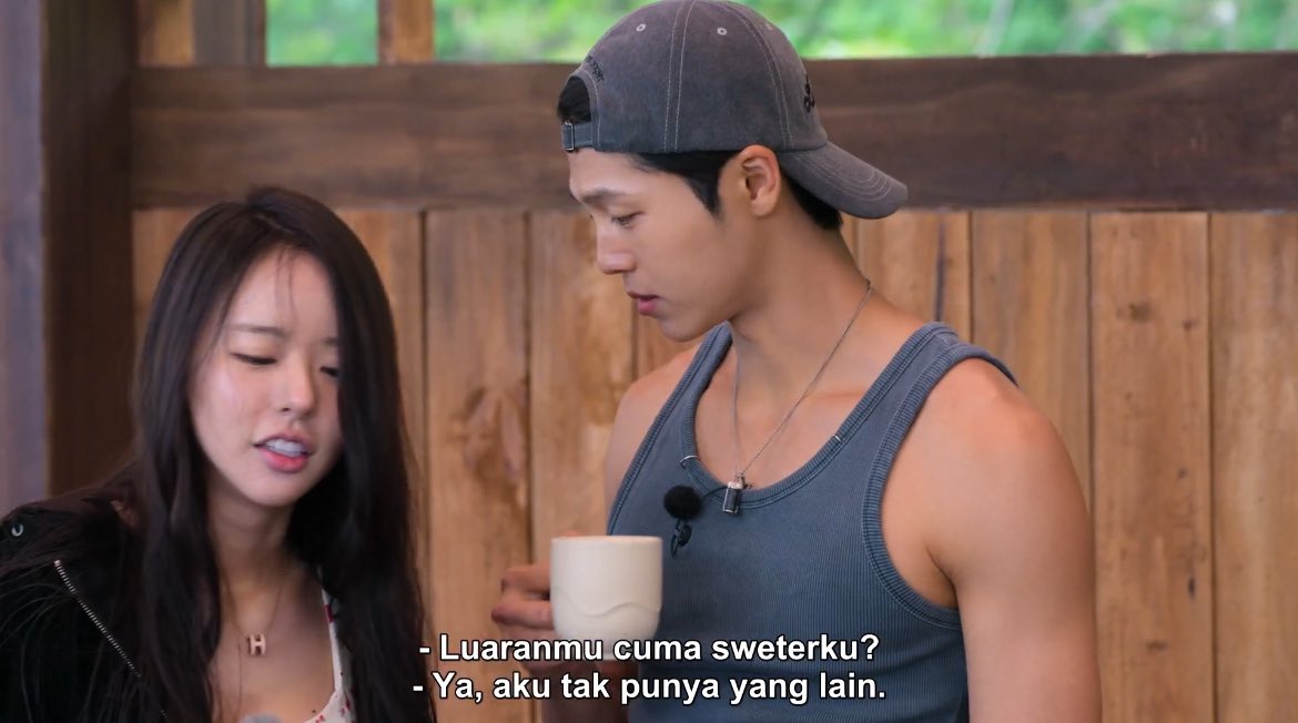 YuraDaisy9's tweet photo. He wears only a tank top during cold weather because she has never returned his hoodie… 🤣😂🤭

#SinglesInfernoS5 #SinglesInferno #subeen #heesun #heebeen https://t.co/p2rjuoNVks