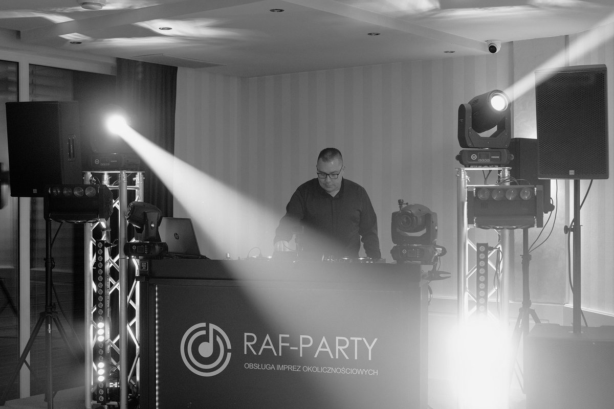 DJ_Raf_Party's tweet photo. Przyłapany przez Tomasz Sobotnicki Fotografia podczas imprezy z okazji 30 urodzin dla Kasia Furmańczyk w Strzelińska Restauracja
#30urodziny #urodziny #happybirthday #djnaurodziny #profesjonalnydj #djnaimpreze #djna30urodziny #restauracjastrzelinska #discopolo https://t.co/McfrX9geqX