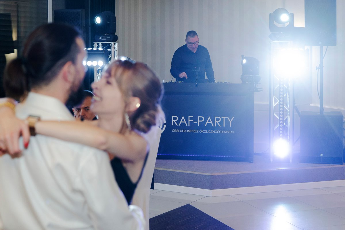 DJ_Raf_Party's tweet photo. Przyłapany przez Tomasz Sobotnicki Fotografia podczas imprezy z okazji 30 urodzin dla Kasia Furmańczyk w Strzelińska Restauracja
#30urodziny #urodziny #happybirthday #djnaurodziny #profesjonalnydj #djnaimpreze #djna30urodziny #restauracjastrzelinska #discopolo https://t.co/McfrX9geqX