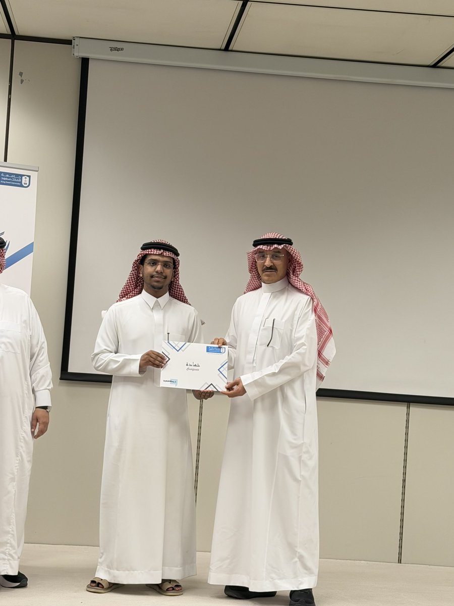 all_ksu's tweet photo. تشرفت اليوم بتكريمٍ غالٍ من سعادة عميد كلية العلوم الإنسانية والاجتماعية بجامعة الملك سعود، الدكتور عبدالوهاب أبا الخيل؛ تقديراً لجهودي ضمن فريق عمل "رسالة الجامعة". أعتز بانتمائي لهذا الصرح الصحفي الرائد، الذي يمثل أعرق صحيفة جامعية في المملكة، والثانية على مستوى الوطن العربي. https://t.co/STh3rzFPS9