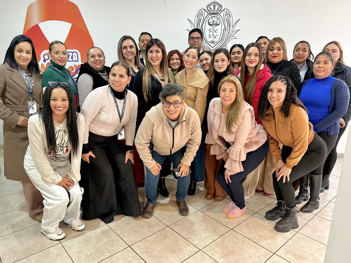 Recibimos la visita de Grecia Hernández, directora del IEM, quien sostuvo un encuentro con nuestra directora Alejandra Acosta. 

Seguimos uniendo esfuerzos para brindar una atención cercana, integral y humana a las mujeres.

Cuando trabajamos en equipo, avanzamos juntas 💜