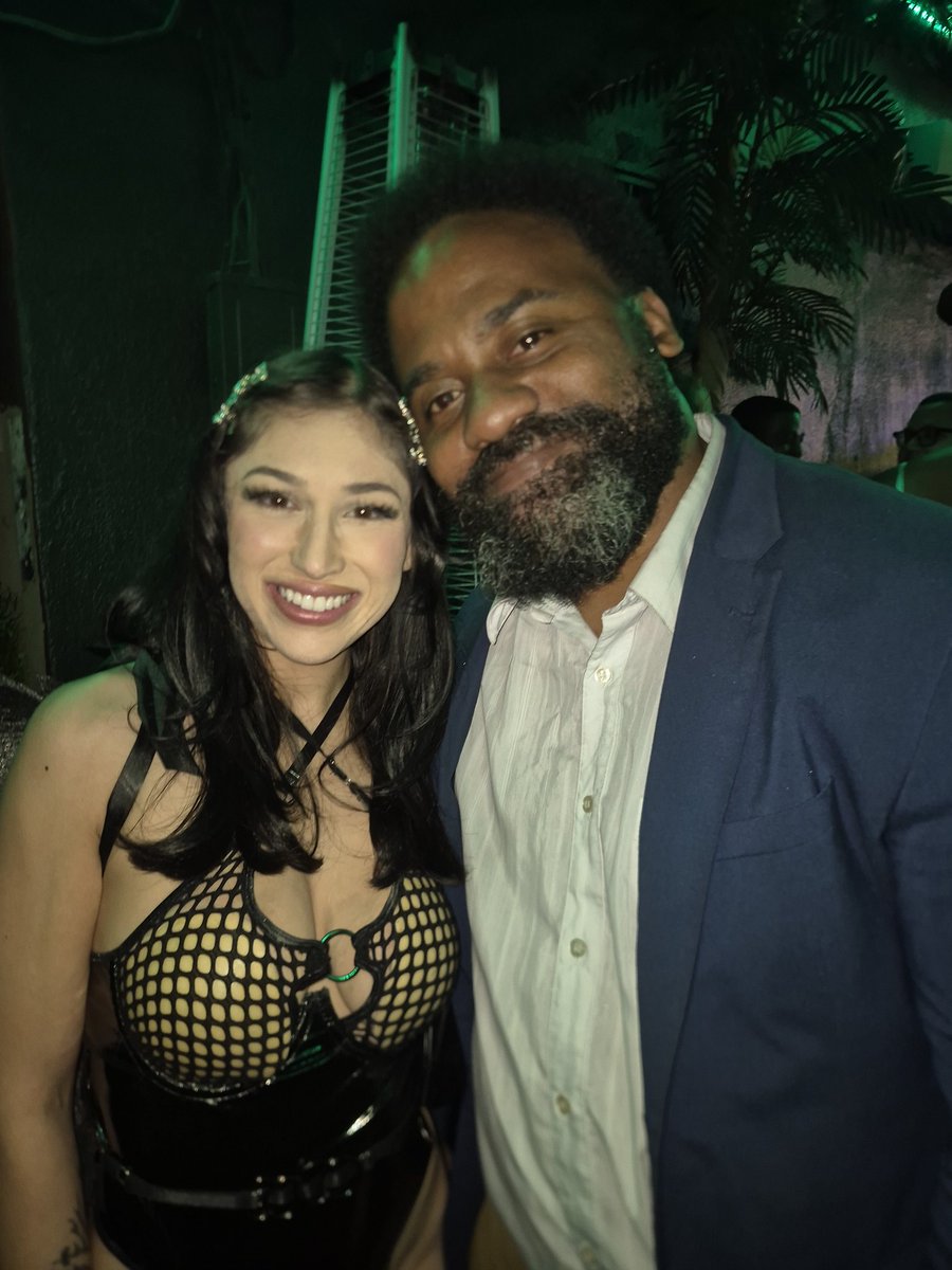 UrbanXTalent's tweet photo. @ChainsAlexxxa and I at the Heaven & Hell party. #Hollywood #nightlife #xxxlife #halloween https://t.co/SKARO8l7Gp