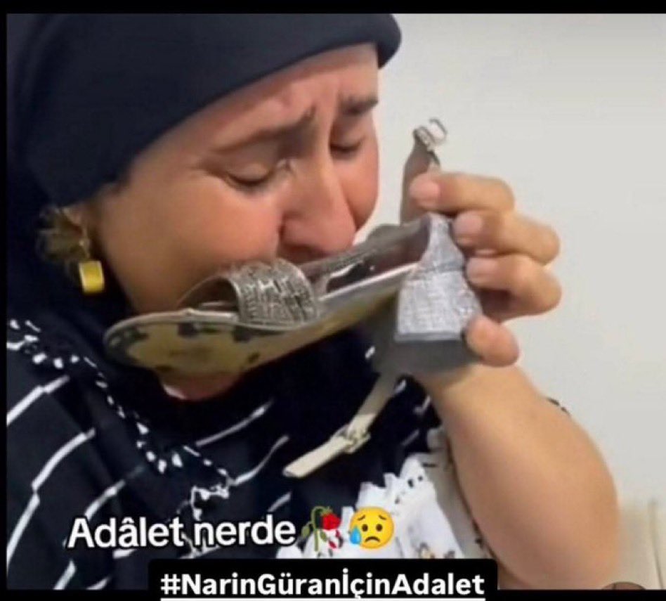 Bu anne kaç evlat dünyaya getirmişti hatırlayan yazabilir mi ? Biri hastalıktan diğeri cinayetten toprak altında ! Edep yahu hu derler insana ! #yükselanne linç kültürünüz batsın ! Bu dünya da kim ne yaptıysa yaşattığını yaşamadan ölmez der büyükler #Narin oyun içinde oyun ve