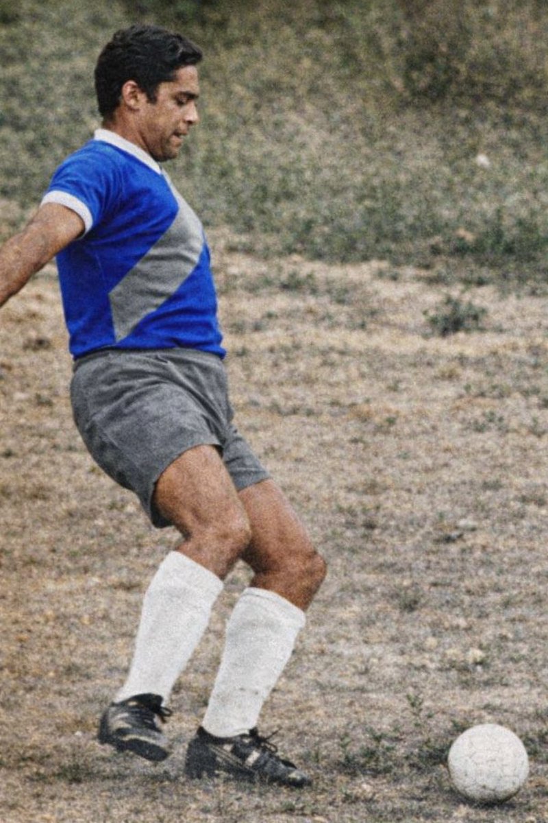 PPCN's tweet image. Hoy se recuerda un año más de la partida de Julio Jaramillo (JJ), una figura inmortal de la música latinoamericana. Y como buen guayaquileño, orgullosamente emelecista, su amor por Emelec era tan conocido como su talento. Una leyenda en la música y en el corazón del pueblo.