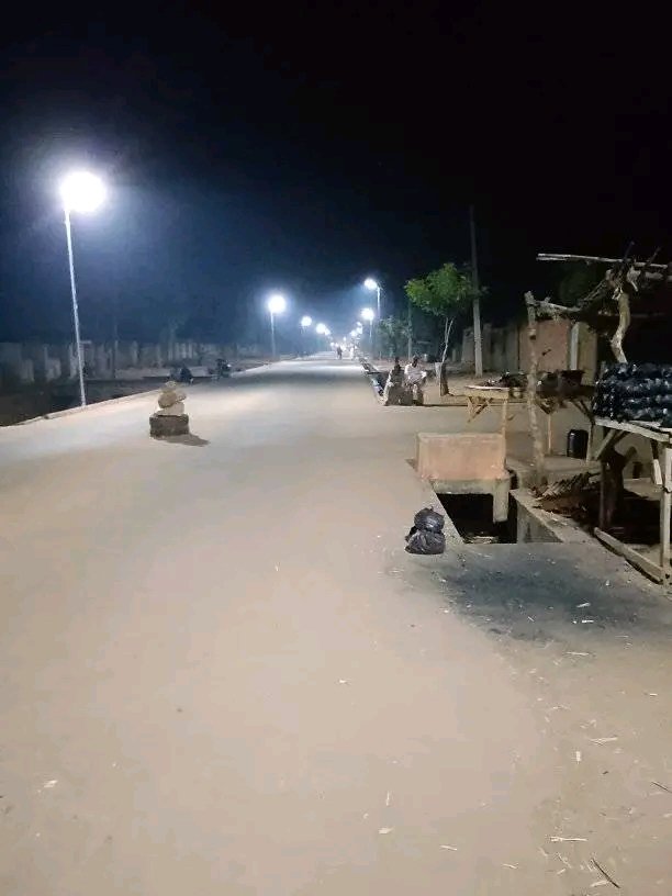 Hamza458293's tweet photo. From darkness to light😍
Solar street lights are now brightening Darazo, improving safety and daily life.
 Huge thanks to ARC Usman Ya’u Darazo for driving people focused development that truly makes a difference.
#Darazo #ProgressInAction #ARC #LightUpOurFuture
@Usman_Yau_78 https://t.co/jVmNUqySR8