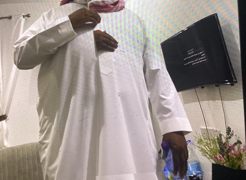 lobemony's tweet photo. @iAl3eez عادي انا صورت اخوي ايفون ١١ وطلع له ثلاث يدين والله يبي https://t.co/kp3N1kl9iB