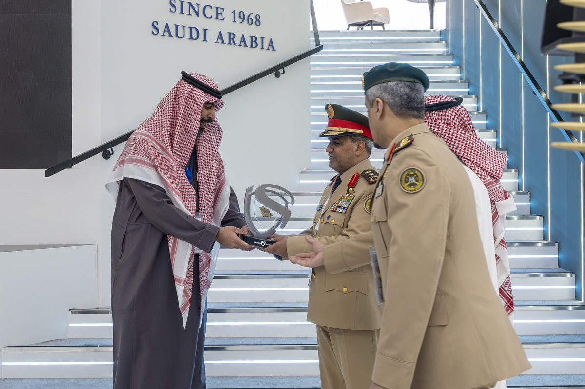 Life_shield1's tweet photo. تشرفنا بزيارة معالي الفريق الركن فهد بن سعود الجهني رئيس أركان القوات البرية الملكية لجناحنا في #معرض_الدفاع_العالمي حيث استعرضنا قدراتنا في تطوير القطاع وتوطين الصناعات العسكرية وقدمنا لمعاليه درعًا تذكاريًا بهذه المناسبة.
#Life_shield
#WDS2026
#نبني_مستقبل_الدفاع https://t.co/b234Eg6OvF