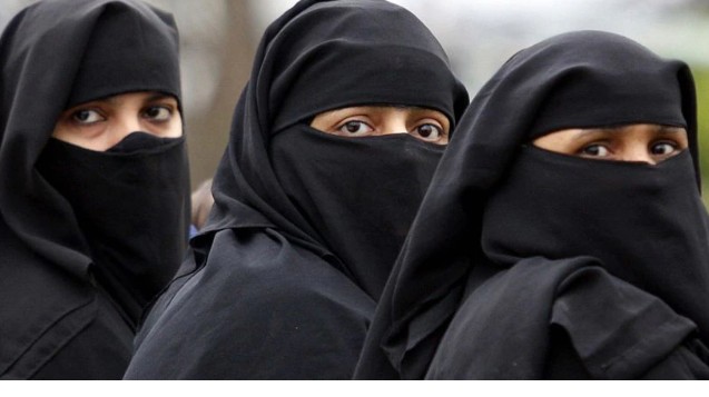 RenaEStarks's tweet photo. @GinnyGinny_1 @JasmineForUS Here's a relevant question.....who all like We the People more afraid of this pic vs. our @ICEgov &amp; @DHS &amp; @Atlanta_Police Officers protecting their identities? Criminals wear COVID masks to make it harder to catch them, so why are Demoncrats focused on ALL Masks? #JustAsking https://t.co/baIdM11KC9