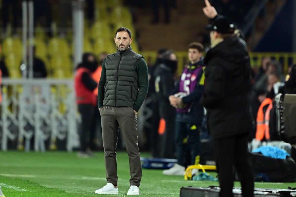 1 - Bu sezon Süper Lig'de hem en fazla şut çeken (376) hem de rakiplerine en az şut çektiren (208) takım Fenerbahçe. Bunaltıcı.