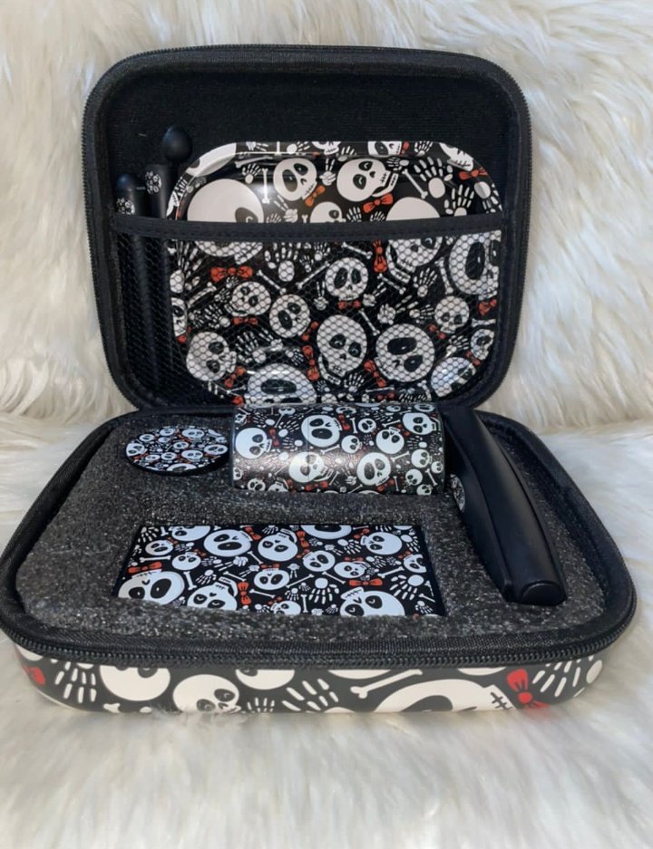 snoessentials's tweet photo. If he's one of us, one of these beauties should do just fine🍀🌬

Contains:
1 Rolling Tray
2 Blunt Containers
1 Storage Jar
1 110mm herb roller
1 weed Crusher
1 Measuring Scale

More accessories like (Lighters, ashtrays, pipes, bongs, etc.) can be added to the package on demand. https://t.co/1izFT8OEvT