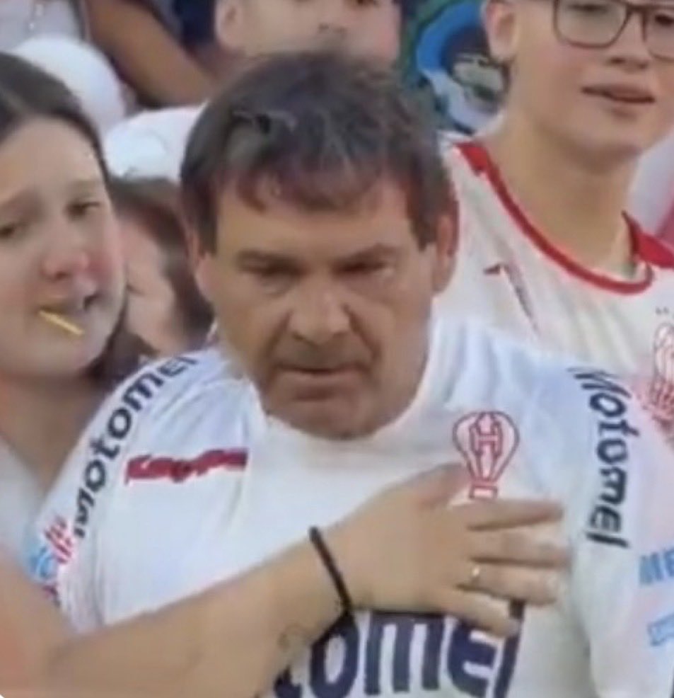 CuervaCiclon's tweet photo. Este inadaptado no puede ir más a una cancha. Pésimo ejemplo a su hija...además... https://t.co/p92CX88hYG