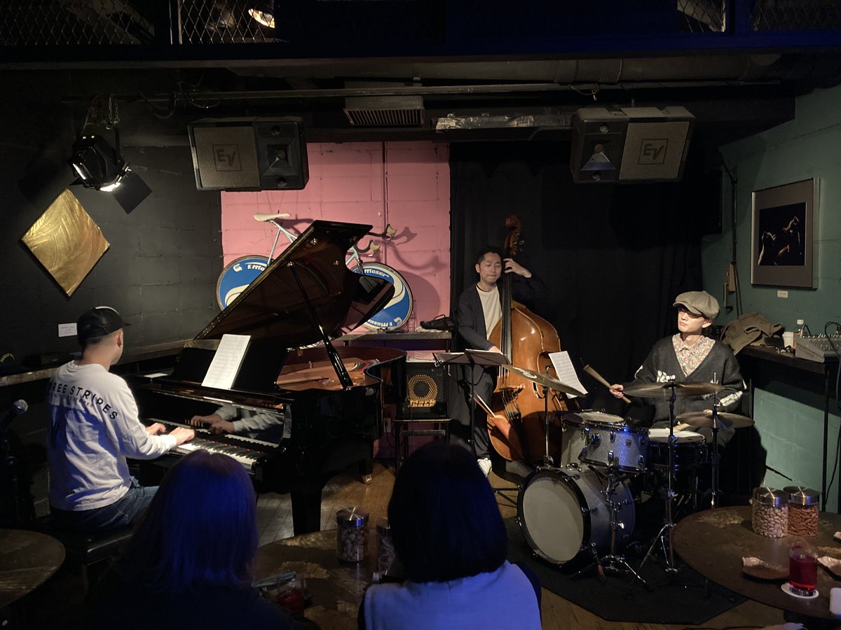 熊谷ヤスマサ TRIOライヴ終了。全員端からエナジー全開 、三人の織りなすクールなサウンドが店内に、連発する熱いソロ、とりわけ叶22歳の凄かったこと、大炸裂、店内拍手喝采歓喜の声、いやもう大盛り上がり、めちゃ楽しい激熱ライヴでした。ナイス・トリオ！次回は3/14(土)です。