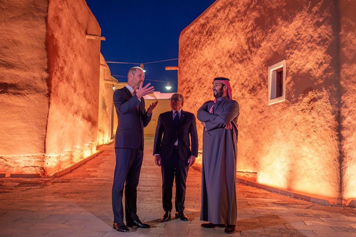 سمو سيدي #ولي_العهد يستقبل ولي عهد بريطانيا ويصطحبه في جولة بحي الطريف التاريخي في الدرعية.