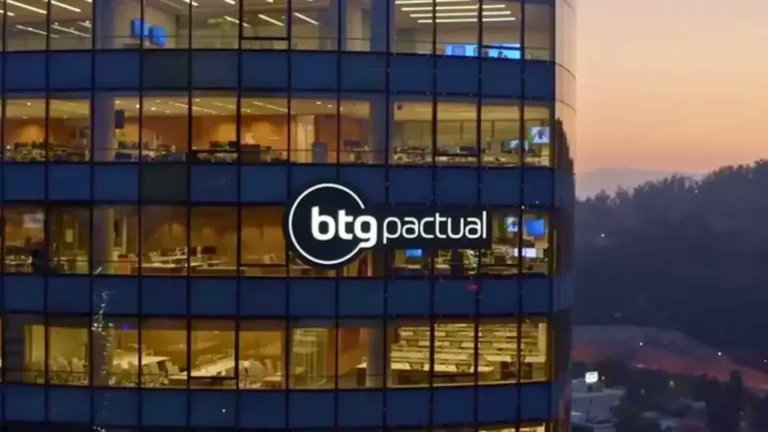 capitalizo's tweet image. 📰 O BTG Pactual (#BPAC11) reportou lucro líquido ajustado de quase R$ 4,60 bilhões no quarto trimestre, alta de +40,3% na comparação anual e levemente acima da expectativa de R$ 4,56 bilhões, segundo consenso da LSEG.

A receita do banco somou R$ 9,09 bilhões no período,