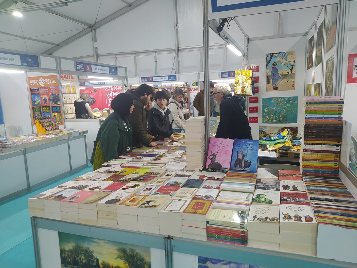 7-15 Şubat tarihleri arasında Kadıköy Kitap fuarındayız.

Okurlarımızı bekleriz.

Yer: Kadıköy Meydan

Ziyaret Saatleri: 10.00- 19.00

#kadıköy #istanbul #kitaplar #dergi #tarih #felsefe #sanat #sosyoloji #edebiyat #antropoloji #bilim #doğubatıdergisi #posterler