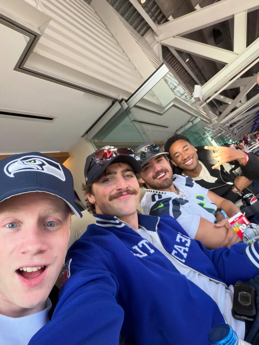 bensonnationmx's tweet photo. 🏈 Benson Boone disfrutando del fin de semana, entre fútbol, vibes relajadas y apoyo total a los Seattle Seahawks.

#fyp #parati #BensonBoone #Seahawks #NFL @bensonboone https://t.co/Nyj0mwGjIA