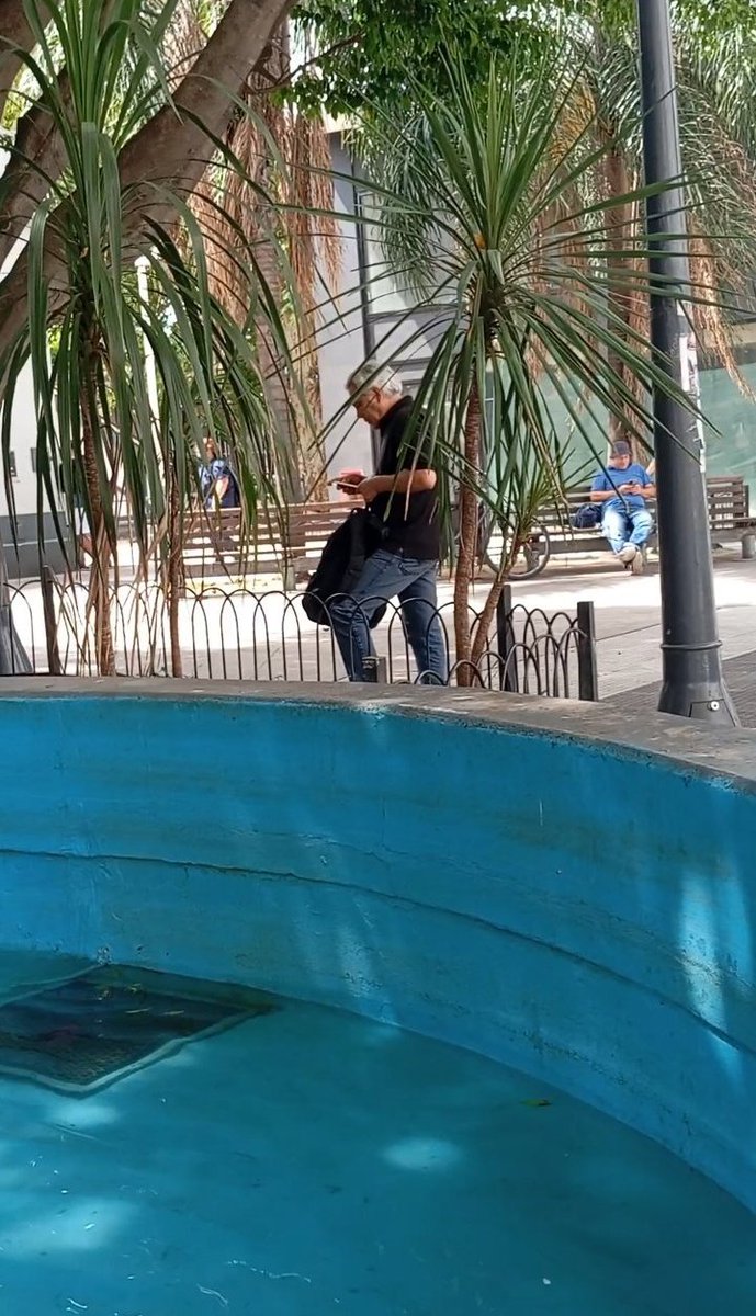 Este tipo se me acercó a decirme algo de ir a comer helado con pizza a una isla, como vas a comer helado con pizza? Jajjs terrible enfermo mental el tipo