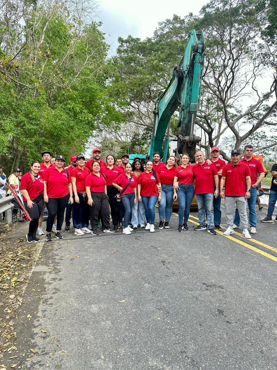 PalacioPolitico's tweet photo. ¡FOCO no conoce frontera!

Tuvimos un fin de semana de muchos esfuerzos, largas distancias y obstáculos… pero nada nos detuvo💪🏻

Llegamos a Montería con mucha motivación,enfocados en ayudar a nuestros amigos del Urabá sin dejarnos vencer por los inconvenientes!! https://t.co/Pte2xy5lE4
