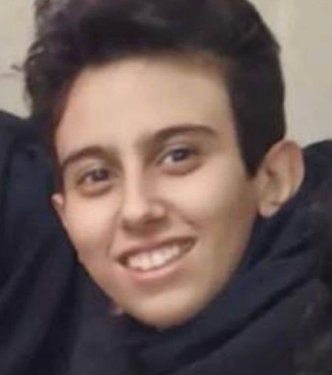 MarianoGiustino's tweet photo. Ecco una storia che suscita una struggente commozione, che spezza il cuore:
Lei è Parnian Dabiri #Abkenari, un'adolescente di 16 anni, colpita alla schiena da un proiettile di tipo militare nel #Baharestan, il 9 gennaio, durante #IranRevolution2026. Le forze del regime hanno ucciso questa ragazza davanti ai suoi genitori. La madre, addolorata, visita la tomba della sua unica figlia più volte al giorno. Di notte, quando i cancelli del cimitero di Behesht Zahra sono chiusi, sua mamma si reca su un ponte che domina il cimitero e osserva dall'alto la tomba della sua povera figlia.
#Iran
@RadioRadicale #Turchia