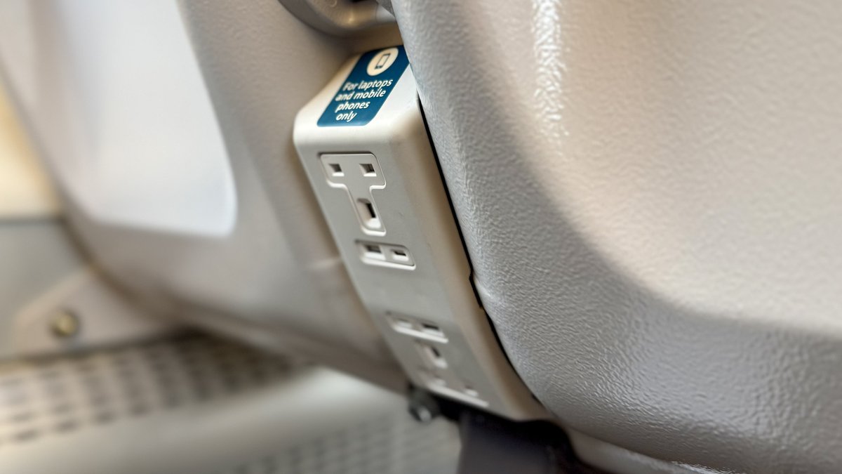 railexpress's tweet image. Unveiled today, the first CrossCountry Voyager refurbishment.

New seats, more legroom, new tables, new carpets, new LED lighting, new graphics inside, new livery outside, upgraded CCTV and yes, refurbished toilets!

First unit completed is 220033.
More in issue 358.