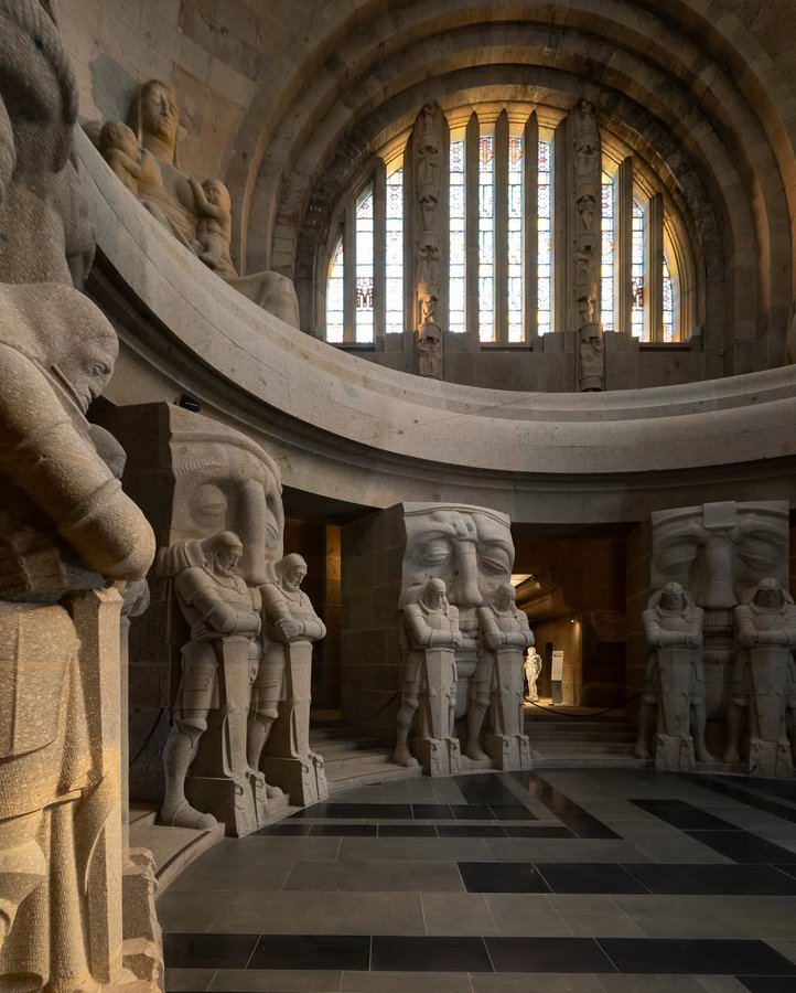 Aber einmal müßt ihr ringen
Noch in ernster Geisterschlacht
Und den letzten Feind bezwingen
Der im Innern drohend wacht;
Haß und Argwohn müßt ihr dämpfen,
Geiz und Neid und böse Lust;
Dann, nach schweren langen Kämpfen,
Kannst du ruhen, deutsche Brust.