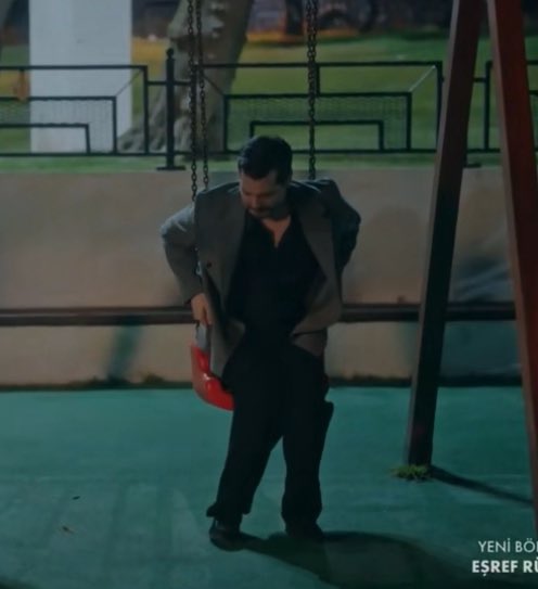 elimde şöyle bir sahnenin taslağı var ve maalesef hiç şakanın sırası olan bi sahne değil hani romantik KOMEDİ yazıyoduk ya