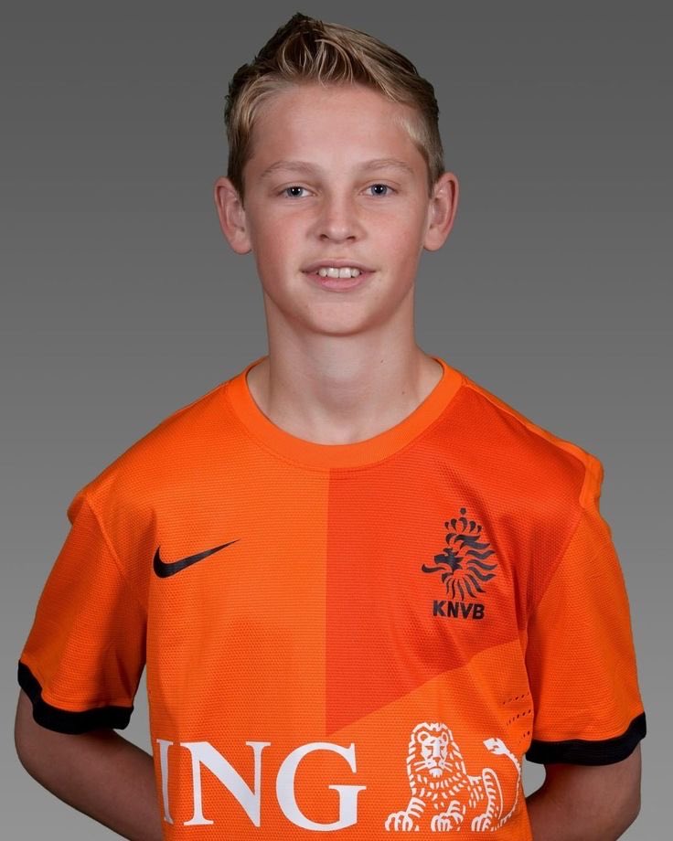 EirenJr's tweet photo. Si ignoras al Frenkie de Jong chiquito, tendrás un año de mala suerte. https://t.co/oUTQR1EyYd